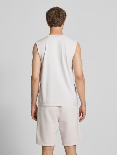 Männermodel trägt Tanktop mit Label-Stitching und Rundhalsausschnitt von Pegador aus Reine Baumwolle, Relaxed-Fit, Rückenlänge 66 cm, Ganzkörperansicht Rückansicht.