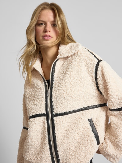 Only Kurtka z futerka o pudełkowym kroju z detalami ze skóry model ‘PARIS’ Złamany biały melanż 3