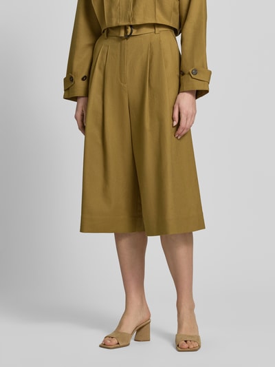 Frauenmodel trägt Bermudas aus Leinen-Baumwoll-Mix mit Gürtel von Style Icon Collection in Beige, weite Passform, Bundfalten, Nahaufnahme Unterkörper.