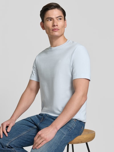 Männermodel trägt Regular Fit T-Shirt aus reiner Baumwolle von Marc O'Polo, Optik: Unifarben, Logo-Print, Rundhals, Kurzarm, Jersey, Ganzkörperansicht von vorne.
