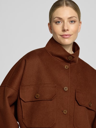 Frauenmodel trägt Boxy Fit Jacke mit Pattentaschen Modell 'ARKLOW' von DRYKORN in Braun, Baumwoll-Mix, Nahaufnahme Oberkörper.