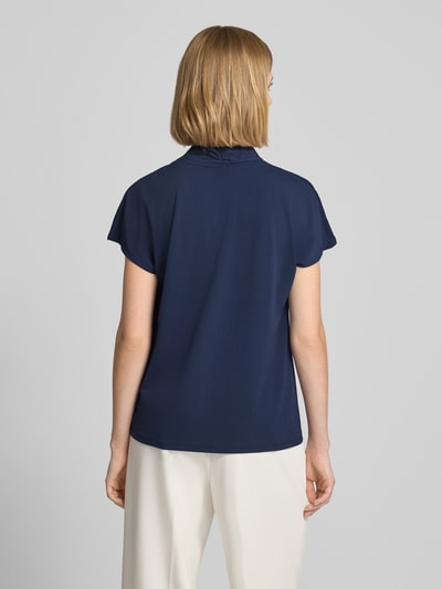 Frauenmodel trägt Regular Fit Bluse mit V-Ausschnitt Modell 'Yrsa' von FREE/QUENT in Dunkelblau, elastischer Material-Mix, Rückenansicht Ganzkörperansicht.