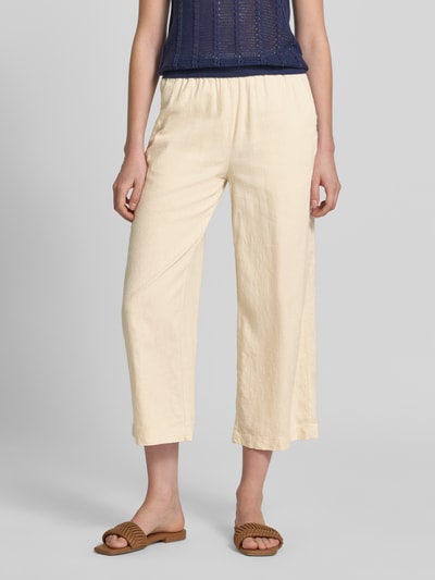 Frauenmodel trägt Wide Fit Stoffhose aus Leinen-Mix mit Viskose-Anteil Modell 'Ina' von Soyaconcept in Beige, lockere Silhouette, Ganzkörperansicht von vorne. Damen Stoffhose mit verkürzter Passform und elastischem Bund, Struktur leicht texturiert.