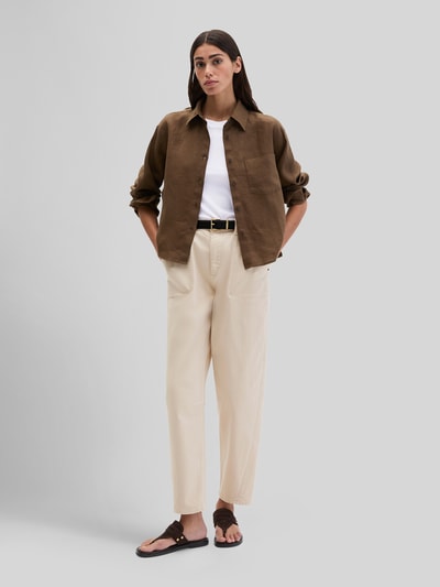 Frauenmodel trägt Relaxed Fit Hemdbluse aus reinem Leinen von Marc O'Polo, Optik: Unifarben, Material: Leinen, Ganzkörperansicht von vorne.