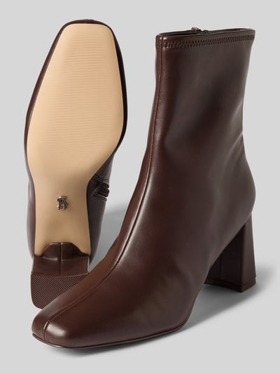 Produktfoto, Stiefeletten in Leder-Optik Modell 'Hurst' von Steve Madden, eckige Form, dunkelbraun, Blockabsatz, glatte Sohle