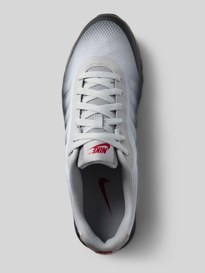 Produktfoto, Sneaker mit Logo-Print von Nike für Herren in Hellgrau mit rotem Nike-Logo, strukturierte Mesh-Oberfläche, Draufsicht