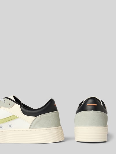 Produktfoto, Low Top Sneaker mit Label-Prägung Modell 'RHYS_TENN_PUMI' von BOSS Orange in unifarbenem Design, Lederoptik, runde Schuhspitze, flache Sohle, strukturierte Oberfläche, Kunstleder, Rückansicht.