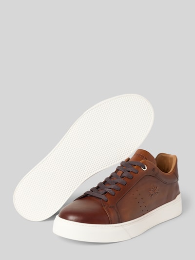 Produktfoto, sneakersy 'Sneaker aus echtem Leder mit Logo-Detail' von La Martina z naturalnej skóry, brązowe, detal z logo, wiązanie, zaokrąglony czubek, krój zaokrąglony, wysokość obcasa 4 cm, wysokość cholewki 7 cm, szerokość w rozmiarze 44: 9 cm, biała podeszwa, gładka tekstura.