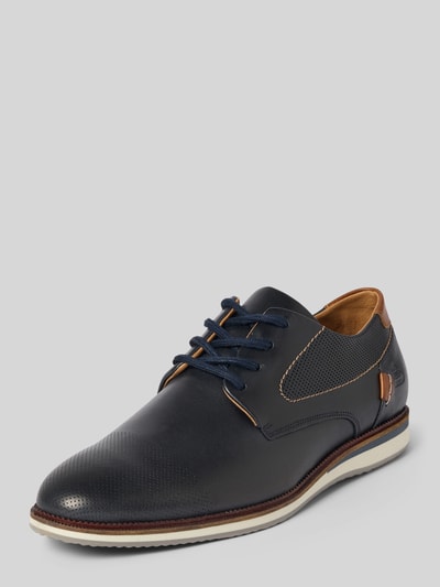Produktfoto, Derby aus Leder mit Schnürung von BULLBOXER in Dunkelblau mit abgerundeter Spitze, sichtbare Struktur, seitliche Label-Details