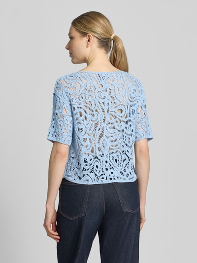 Modelka kobieca ma na sobie Strickshirts aus Häkelspitze Modell 'Cornelly' od monari, czysta wiskoza, krój regular fit, jasnoniebieski, widoczne ażury, okrągły dekolt, widok całej sylwetki od tyłu.