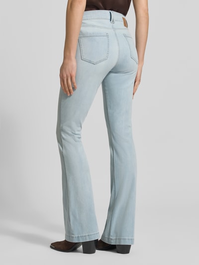Frauenmodel trägt Flared Fit Jeans im 5-Pocket-Design Modell 'Shakira' von BRAX aus elastischem Baumwoll-Mix in Hellblau, Ganzkörperansicht Rückansicht.