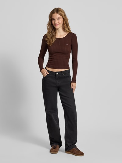 Tommy Jeans Longsleeve Henley-Shirt mit Rippstruktur Schoko 1