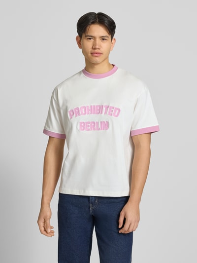 Männermodel trägt T-Shirt mit Label-Stitching Modell 'Rush' von PROHIBITED, weiße Reine Baumwolle, Regular-Fit, Rundhalsausschnitt, Vorderansicht, Nahaufnahme Oberkörper.