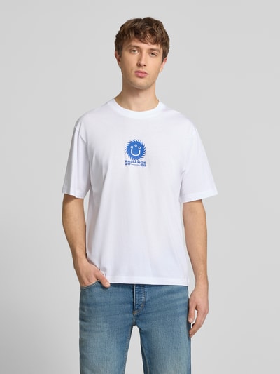 Männermodel trägt Regular Fit T-Shirt aus reiner Baumwolle Modell 'Nunarix' von HUGO, Optik: Unifarben, Label-Print, Blau, Ganzkörperansicht von vorne.