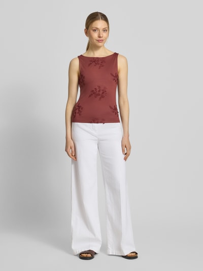 Modelka nosi Regular Fit Top mit Baumwoll-Anteil Modell 'VIVIAN' od Vero Moda w kolorze bordowym z haftem, bez rękawów, jersey, krój regular fit, ujęcie całej sylwetki z przodu.