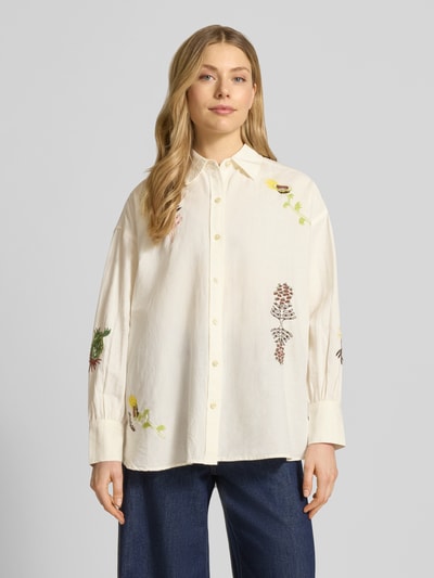 Frauenmodel trägt Relaxed Fit Bluse mit Stitchings von Scotch & Soda aus Baumwoll-Leinen-Mix, Hemdblusenkragen, Creme mit bunten Akzenten, Ganzkörperansicht von vorne.