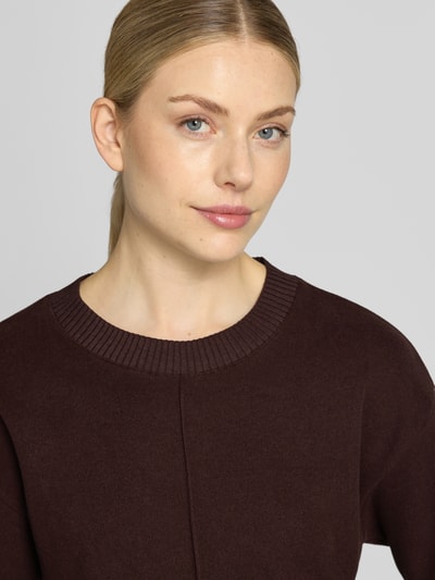 Frauenmodel trägt Relaxed Fit Sweatshirt aus Baumwoll-Mix von s.Oliver RED LABEL in dunklem Braun, glatte Textur, Nahaufnahme Oberkörper.