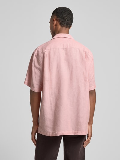 Männermodel trägt Relaxed Fit Freizeithemd aus Leinen-Baumwoll-Mix Modell 'RLXCLAY' von HUGO, Optik: Unifarben, Strukturiert, Ganzkörperansicht Rückansicht.