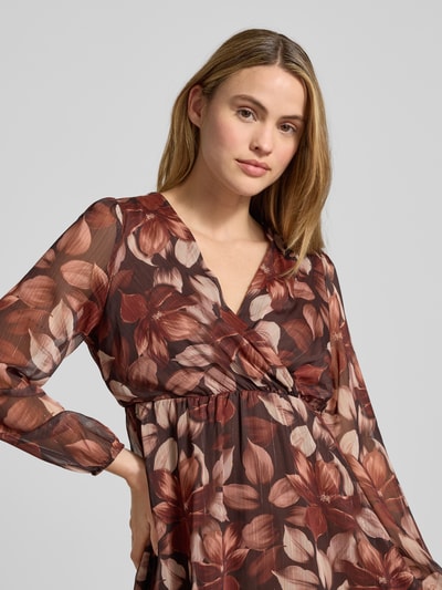 Vrouwenmodel draagt Minikleid mit V-Ausschnitt Modell 'Ni44mi' van ZABAIONE in A-lijn, bloemprint, v-hals, detailopname bovenlichaam.