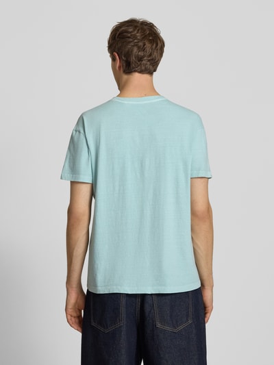 Männermodel trägt T-Shirt aus Baumwoll-Leinen-Mix mit Brusttasche von Superdry, mintgrün, Regular Fit, Ganzkörperansicht Rückansicht