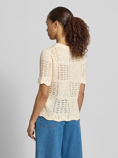 Frauenmodel trägt Regular Fit Strickjacke aus Baumwoll-Mix von Tom Tailor, Optik: Unifarben, Lochstrickmuster, Ganzkörperansicht Rückansicht.