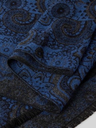 Produktfoto, Schal aus reiner Viskose von Christian Berg Men in Blau und Schwarz mit Paisley-Muster, Strick-Optik, ausgefranste Abschlüsse, rechteckige Passform, weich strukturierte Oberfläche.