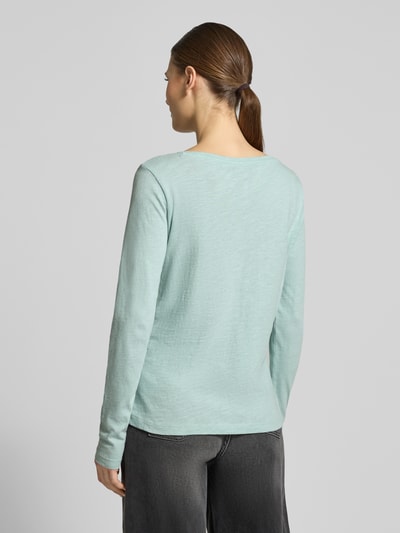Frauenmodel trägt Regular Fit Langarmshirt aus Bio-Baumwoll-Mix von Tom Tailor in Melange-Optik mit U-Boot-Ausschnitt, Ganzkörperansicht Rückansicht.