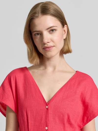 Frauenmodel trägt Midikleid aus Leinen-Viskose-Mix mit V-Ausschnitt von ICHI, Allover-Look, Knopfleiste, Nahaufnahme Oberkörper.