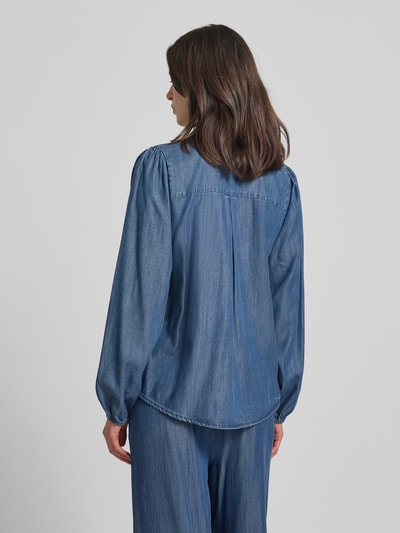 Vrouwenmodel draagt Regular Fit Blouse in denim-look model 'Wilke' van FREE/QUENT, lyocell-mix met viscose, rugaanzicht, volledige opname.