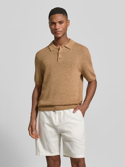 Männermodel trägt Regular Fit Poloshirt aus Baumwoll-Leinen-Mix von JAKE*S STUDIO MEN, braune Strick-Optik, gerippte Abschlüsse, Ganzkörperansicht von vorne.
