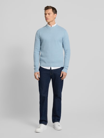 Męski model trägt Regular Fit Pullover aus reiner Bio-Baumwolle Modell 'DANE' von Selected Homme, jednolity kolor, krój regular fit, dekolt okrągły, długi rękaw, zakończenia prążkowane, dzianina, Ganzkörperansicht von vorne.