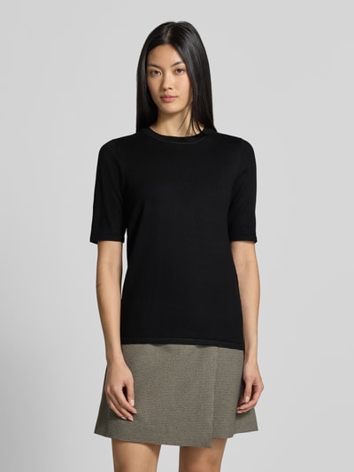 Frauenmodel trägt Regular Fit Pullover in Strick-Optik Modell "LULS" von ICHI, Schwarz, Viskose-Mix, Kurzarm, Nahaufnahme Oberkörper.