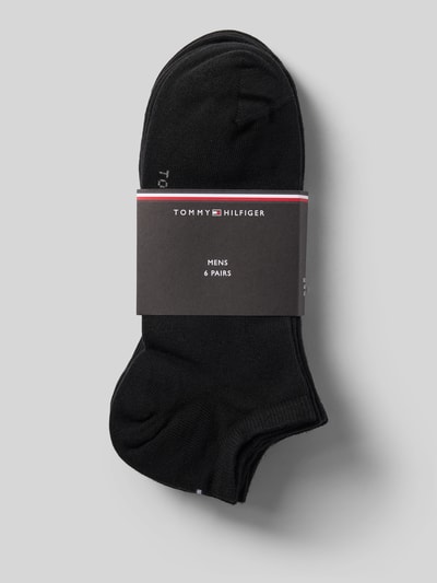 Produktfoto, schwarze Socken aus Baumwoll-Mix im 6er-Pack von Tommy Hilfiger, glatte Oberfläche, neutrale graue Hintergrundfarbe. Herren Socken von Tommy Hilfiger
