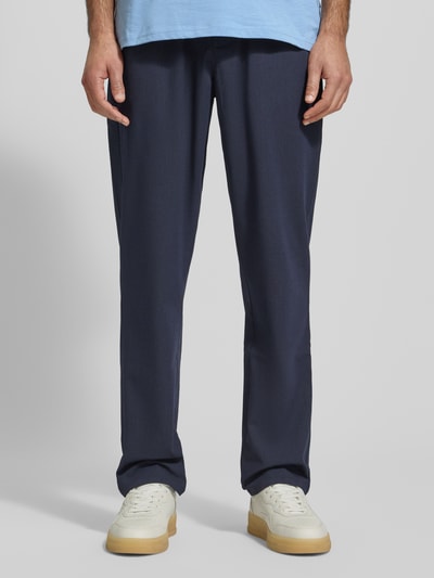 Männermodel trägt dunkelblaue Stoffhose mit elastischem Bund Modell 'Como' von Les Deux, lockerer Schnitt, Nahaufnahme Unterkörper.