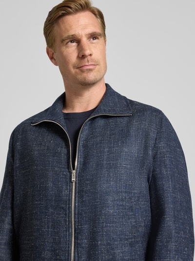 Männermodel trägt Blouson mit Zweiwege-Reißverschluss Modell 'GRALON' von DRYKORN, Woll-Mix mit Leinen-Anteil, Nahaufnahme Oberkörper.