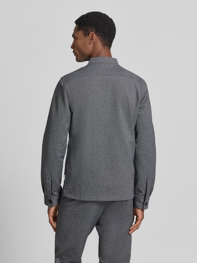 Męski model nosi Regular Fit Sweatjacke mit Stehkragen von Lindbergh w kolorze szarym, tekstura gładka, krój regular fit, długość tyłu w rozmiarze M: 69 cm, długość rękawa w rozmiarze M: 66 cm, widok całej sylwetki z tyłu.