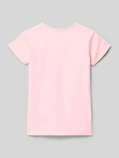 Mädchen trägt Kinder T-Shirt mit Motiv und Rundhalsausschnitt von DANAMADE aus Baumwoll-Elasthan-Mix in Rosa, Ganzkörperansicht Rückansicht. Rückenlänge bei Größe 116: 43 cm, Regular-Fit.