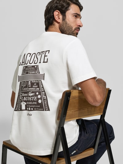 Mężczyznamodel nosi Regular Fit T-Shirt aus reiner Baumwolle Modell 'LOURD' od Lacoste, efekt: jednolity kolor, wyhaftowane logo, okrągły dekolt, krótki rękaw, materiał: bawełna, widok z tyłu.