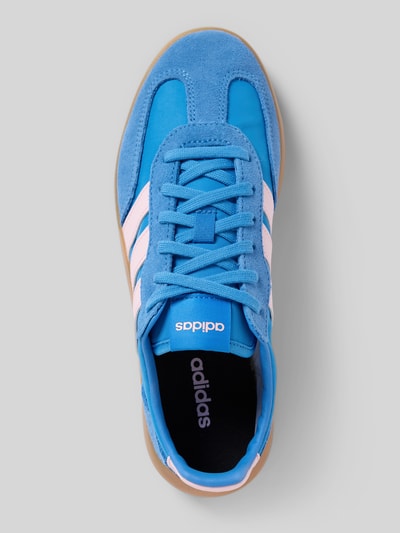 Produktfoto, Sneaker mit Label-Detail von adidas Sportswear aus Leder-Mix in Blau mit abgerundeter Spitze, Schnürverschluss und strukturierter Sohle, Absatzhöhe 2 cm, Schafthöhe 4 cm, Schaftweite 5 cm bei Größe 39.