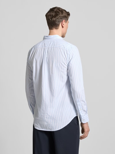 Mannenmodel draagt Regular Fit Vrijetijdsoverhemd uit katoenpopeline van Tommy Hilfiger met streepmotief, all-over look, gestikt logo, button-downkraag, doorlopende knoopsluiting, lange mouw, afgeronde rompzoom, puur katoen, achterpas met stolpplooi, Ganzkörperansicht Rückansicht.