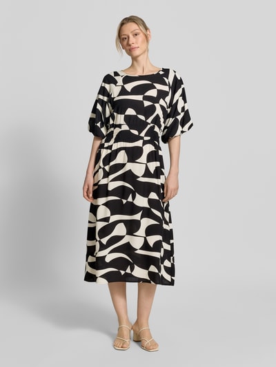 Frauenmodel trägt Damen Midikleid aus Reine Viskose von Soyaconcept, A-Linie, Allover-Look, Rundhalsausschnitt, Modell 'CHANISE', Ganzkörperansicht von vorne.