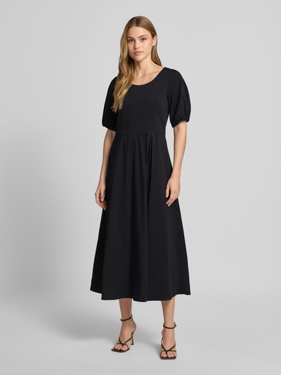 Vrouwenmodel draagt Midikleid met Raffungen van More & More, zwart, katoenmix, getailleerd, ronde hals, stolpplooi, halflange mouwen, Ganzkörperansicht van voren.