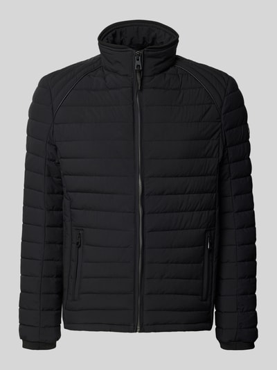 Produktfoto, Steppjacke mit Stehkragen und Reißverschlusstaschen von NAUTGÅRD in Schwarz, Regular-Fit, glatte Textur, klare Steppnähte, Vorderansicht