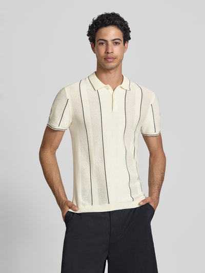 Männermodel trägt helles Slim Fit Poloshirt mit Knopfleiste Modell 'AVEN' von Blend, reine Baumwolle, feine Linien, Nahaufnahme Oberkörper.