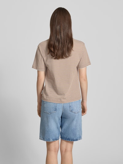 Kobiece model prezentuje Regular Fit T-Shirt aus reiner Baumwolle od Marc O'Polo Denim, efekt: wzór w paski, okrągły dekolt, krótki rękaw, pure bawełna, Ganzkörperansicht Rückansicht