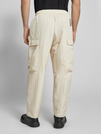 EA7 Emporio Armani Trackpants mit Pattentaschen und Logo-Print Offwhite 5