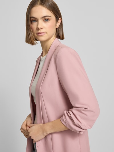 Frauenmodel trägt Blazer mit Schalkragen von PIECES, lockere Passform, Unifarbenes-Design, Gelegte Falten, Nahaufnahme Oberkörper.