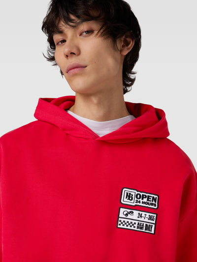 No Bystanders Hoodie mit Motiv-Patches Modell '24 HOURS' Rot 3