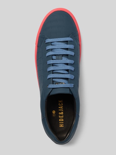 Produktfoto, Sneaker mit Logo-Applikation Modell 'Essence' von Hide&Jack, Schlangenmuster, abgerundete Passform, Herren, rote Sohle, glatte Oberfläche, Absatzhöhe 3 cm, Schafthöhe 7 cm, Schaftweite 10 cm, Einzelfoto vor grauem Hintergrund.