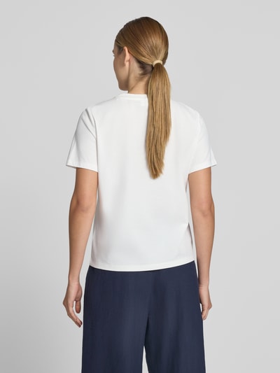 Modelka nosi T-Shirt mit Stitchings und Rundhalsausschnitt von Jake*s Collection, biały bawełniany krój regular fit, długość pleców 56 cm, widok całej sylwetki z tyłu